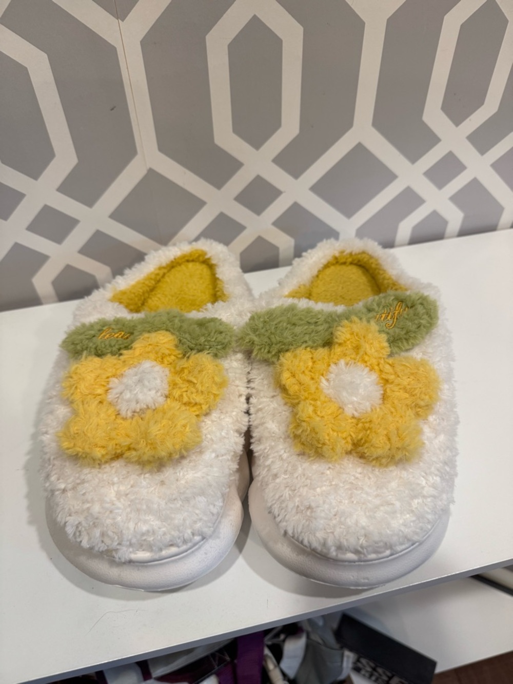 Women’s size 9 Cozy Floral Slipper - White, Yellow & Green